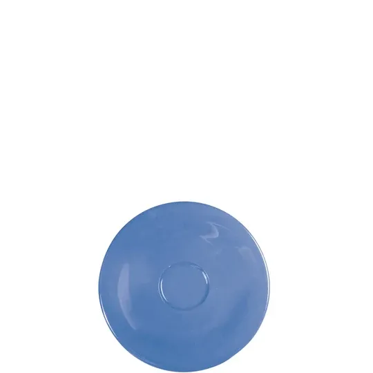 Ein runder, blauer Unterteller aus Keramik, der glänzende Oberflächen hat. Der Teller ist schlicht und ohne Muster, mit einem zentralen Bereich, der etwas vertieft ist. Er hat einen gleichmäßigen Rand und eine saubere, ansprechende Form. Die Farbe ist ein sanftes Blau, das eine beruhigende Wirkung vermittelt und gut zu Tischgeschirr verschiedener Stile passt.