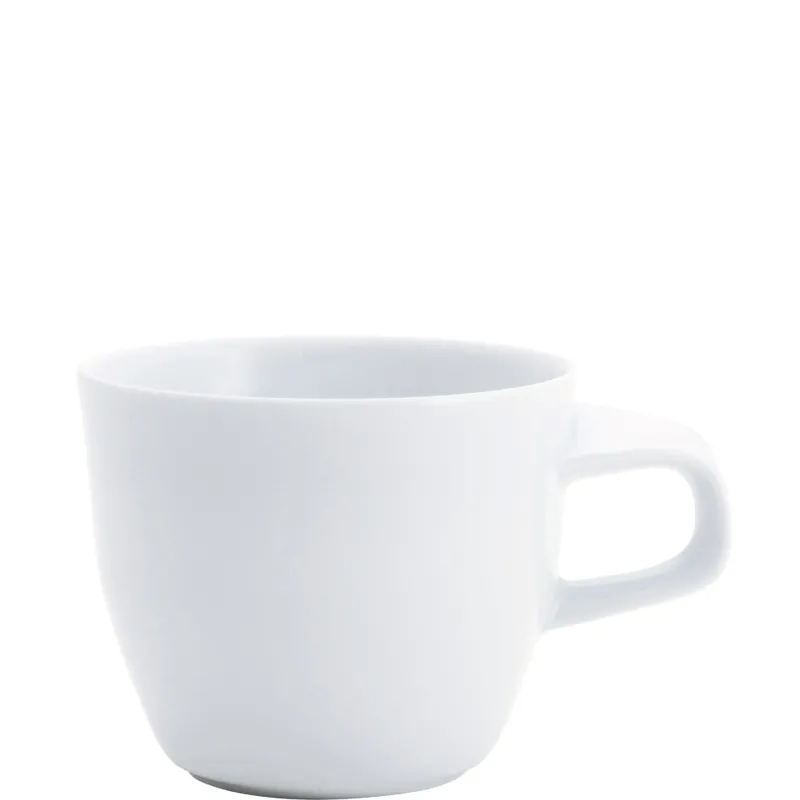 Ein schlichtes, weißes Kaffeetässchen aus Keramik ohne dekorative Elemente. Der Becher hat eine runde Form und eine seitliche Henkelgriff. Der Innenraum ist ebenfalls weiß und glänzend, was einen klaren, sauberen Eindruck vermittelt. Das Bild zeigt nur die Tasse vor einem weißen Hintergrund.