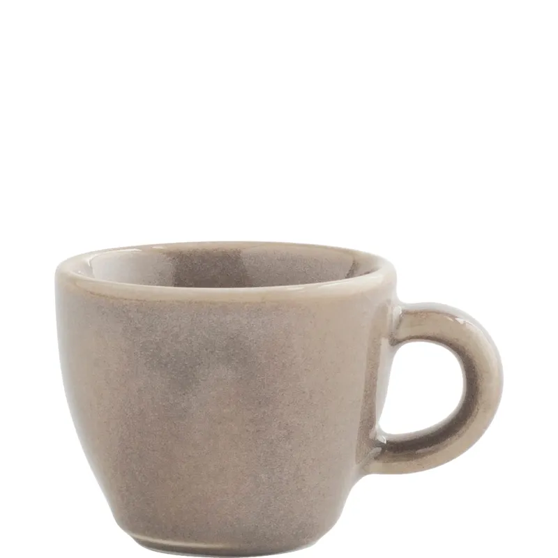 Ein kleiner, runder Kaffeebecher aus mattem, graubraunem Keramikmaterial. Der Becher hat eine bequeme, runde Henkel für einfachen Halt. Die Oberfläche ist leicht unregelmäßig und verleiht dem Becher einen handgemachten Look. Er steht auf einer flachen Unterseite und wirkt schlicht und modern, ideal für den täglichen Gebrauch oder besondere Anlässe.