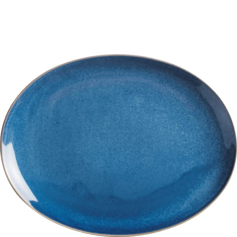 Ein ovaler Teller in einem tiefen Blau mit einer glatten Glasur und einer goldenen Randverzierung. Der Teller hat eine einheitliche, glänzende Oberfläche und zeigt eine sanfte ansteigende Wölbung zur Mitte hin. Ideal für das Servieren von Hauptgerichten oder als dekoratives Element.