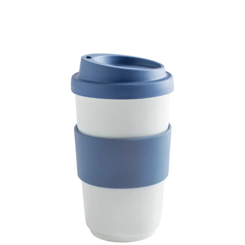 Weißer wiederverwendbarer Becher mit einem blauen Silikonring und einem passenden blauen Deckel. Der Becher hat eine moderne, schlanke Form und eignet sich hervorragend für den Transport von heißen oder kalten Getränken. Der Silikonring sorgt für einen guten Halt und verhindert, dass der Becher aus der Hand rutscht. Ideal für umweltbewusste Nutzer, die ihre Getränke unterwegs genießen möchten.
