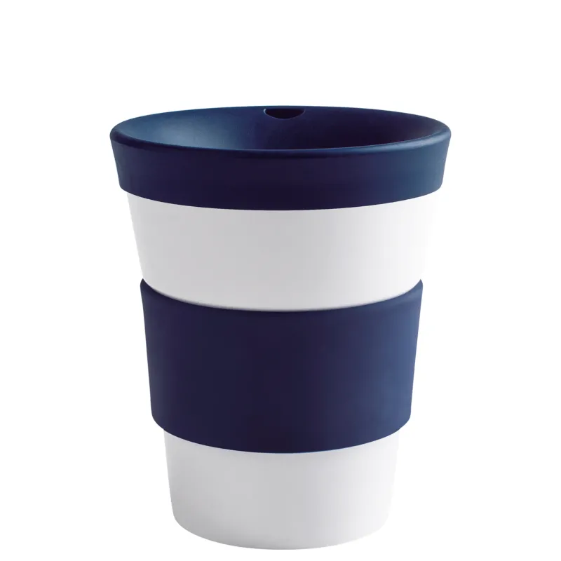 Ein moderner, stylischer Becher mit einer Kombination aus dunkelblauen und weißen Farben. Der Becher ist in drei Abschnitte unterteilt: der obere Abschnitt ist dunkelblau, gefolgt von einem weißen Teil und einem weiteren dunkelblauen Abschnitt. Die Formen sind glatt und leicht abgerundet, und der Becher hat oben eine Öffnung. Er eignet sich gut für Getränke und hat ein zeitgemäßes Design.