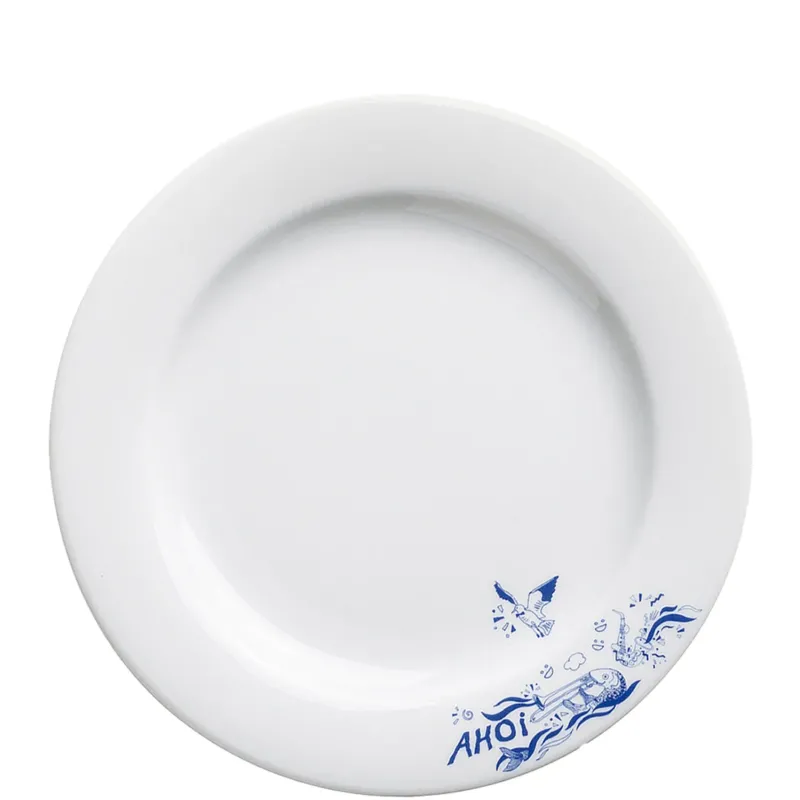 Flacher, runder Teller aus weißem Keramikmaterial mit einem blauen Design am Rand. Das Design zeigt maritime Motive, darunter Schaumblasen und ein Schiff, sowie die Aufschrift „AHOI“. Der Teller hat einen schlichten, eleganten Look und ist für den Einsatz im Alltag oder besondere Anlässe geeignet.
