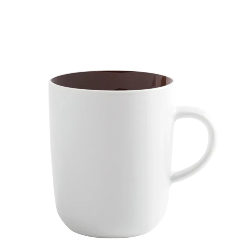 Ein zylindrischer Kaffeebecher mit Henkel. Die Außenseite ist weiß und die Becherinnenseite ist dunkelbraun