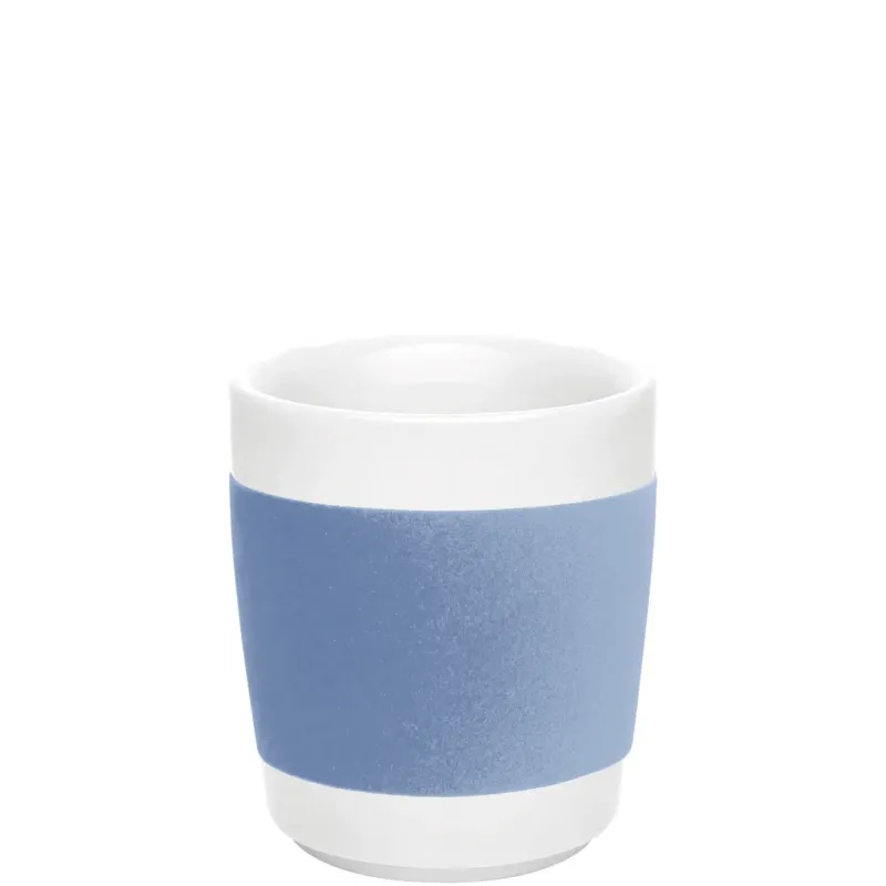 Ein eleganter, zylindrischer Kaffeebecher aus weißem Porzellan mit einem matten blauen Streifen um die Mitte. Der Becher hat einen schlichten, modernen Look und eine glatte Oberfläche. Innen ist der Becher ebenfalls weiß und bietet Platz für heiße Getränke. Der Gesamteindruck ist minimalistisch und zeitlos, ideal für den täglichen Gebrauch oder als stilvolles Accessoire auf einem Tisch.