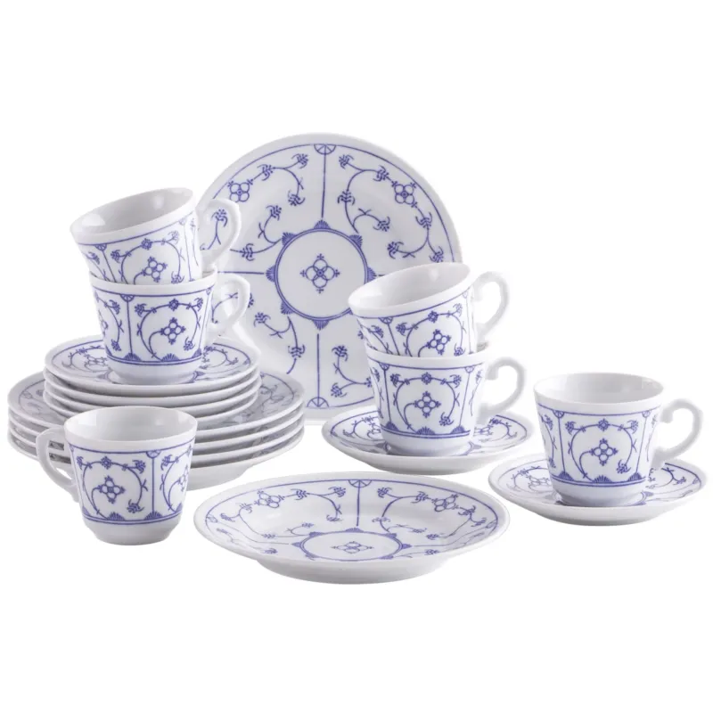Ein Set aus Porzellangeschirr mit typisch blauem, floralen Muster. Es besteht aus mehreren Kaffeetassen mit Untertassen, einem kleinen Becher sowie flachen und tiefen Tellern. Die Elemente sind aufeinander gestapelt und kreativ angeordnet, wobei die detailreiche Verzierung des Geschirrs gut sichtbar ist.