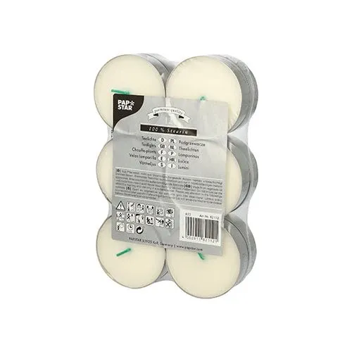 Eine durchsichtige, eingeschweißte Packung mit 12 weißen PAPSTAR Maxi-Teelichten (Ø 59 mm, 100% Stearin) ist mit grünen Dochten, Sicherheitssymbolen, Produktinformationen und dem Schriftzug der PAPSTAR GmbH versehen, um die lange Brenndauer hervorzuheben.