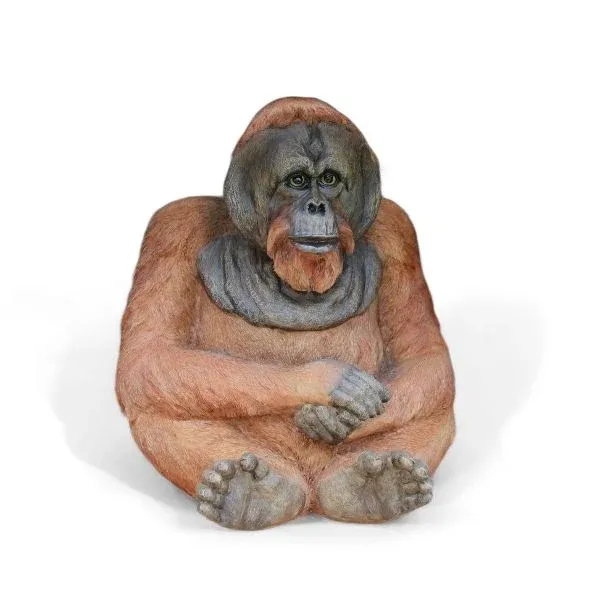 Dekofigur Orang Utan sitzend – kompakte Tierfigur aus Kunststein in Naturfarben