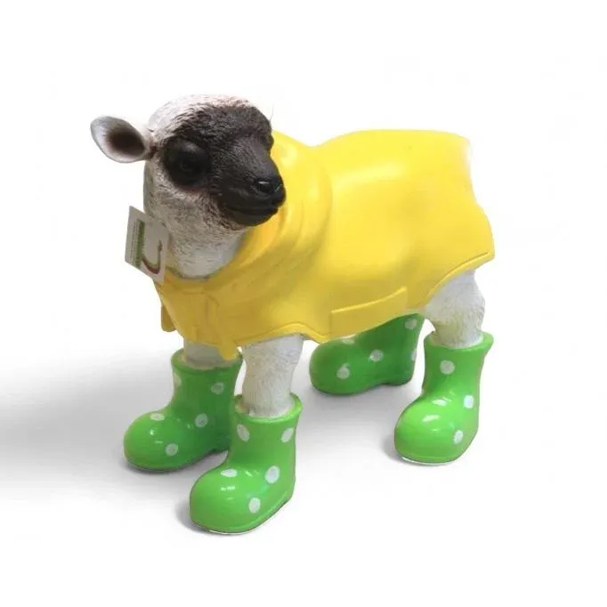 Deko Lamm mit Regenmantel und grünen Gummistiefeln aus Kunststein – originelle Tierfigur für Haus und Garten