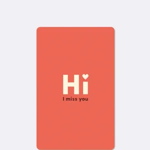 Postkarte in Rot mit Schriftzug "Hi I miss you"