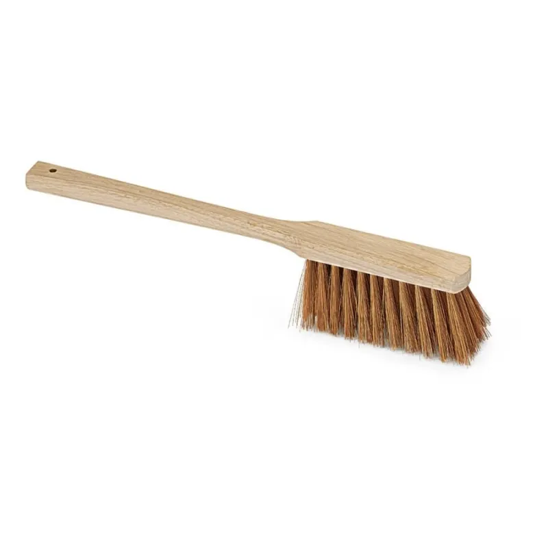 Die Nölle Profi-Bürste Langstielhandfeger, 43 cm Poly-Kokos Besen von Nölle Profi Brush Bürsten- & Pinseltechnik e.K., mit steifen braunen Borsten und langem Stiel, eignet sich perfekt zum Kehren von grobem Schmutz auf weißem Grund.