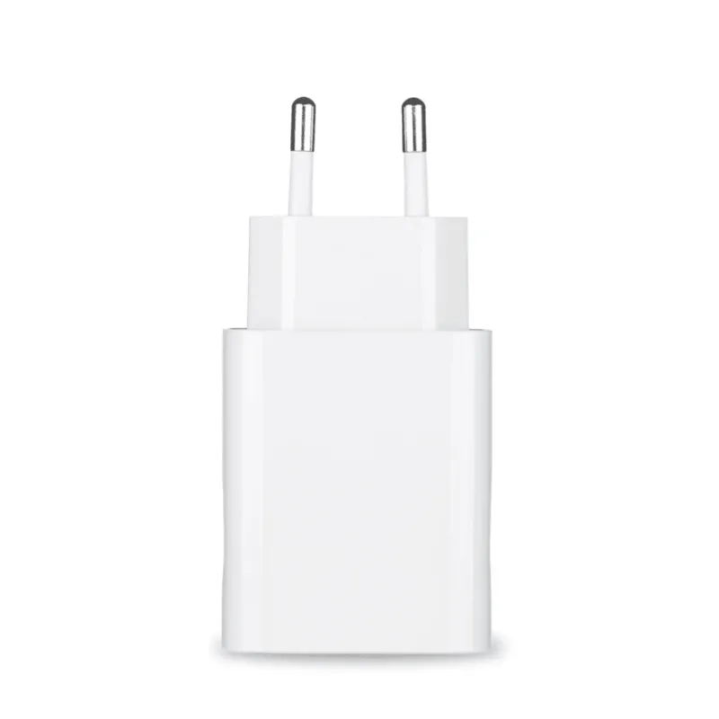 Das Netzteil und die Netzteil-Schutztasche für das Pluslife Mini Dock sind ein eleganter europäischer Steckeradapter in Weiß mit zwei Metallstiften, der sich ideal zum Betreiben elektronischer Geräte eignet. Er wird aufrecht vor einem schlichten weißen Hintergrund präsentiert, was sein elegantes und minimalistisches Design unterstreicht.