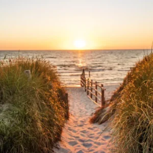 Spritzschutz-Dünen am Strand an der Nordsee bei Sonnenuntergang