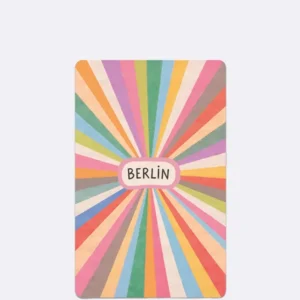 Postkarte mit bunten Streifen in Regenbogenfarben und Schriftzug "BERLIN"